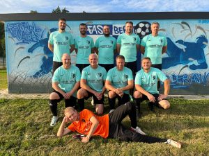 Fußball in Faßberg: Die Alten Herren Ü32 des ASV Faßberg im August 2024 beim Mannschaftsfoto